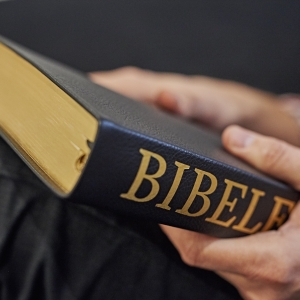 Mand med Bibelen i hænderne. Foto: Carsten Lundager
