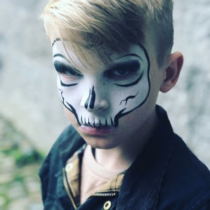 Dreng malet som et skelet til Halloween. Det er oplagt at arbejde med lys og mørke til halloween. Foto: Unsplash.