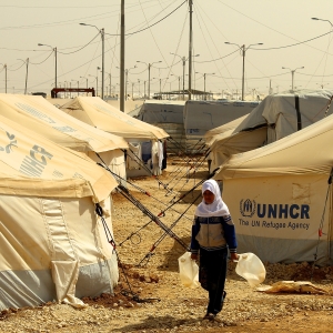 Flygtninge pige henter vand i FN-lejre, Jordan. Foto: Lotte Lyng.