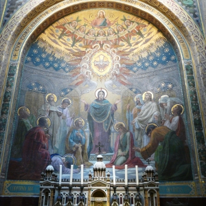 Helligånden kommer ned som en due og sender sin flamme ind i de kristne. Mosaik fra Rosenkrans-basilikaen i Lourdes, Frankrig. Fra Wikimedia Commons.