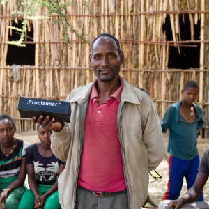 Kan man lytte sig til et bedre liv? Ja, lød svaret, da international chef Synne Garff besøgte bibellyttegrupper i Etiopien. Her viser en præst fra en lille etiopisk kirke sin lydbibel frem. Den bruges ved lyttesessioner i kirken. Foto: Grace Smith / UBS. 