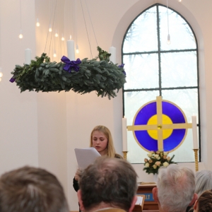 De mange kirkegængere fik en anderledes oplevelse af De Ni Læsninger, fordi ordene, som noget nyt, blev læst fra Bjarne Reuters genfortælling. Foto: Bo Nygaard Larsen.