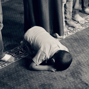Muslimsk dreng i bøn. Foto: Pixabay.