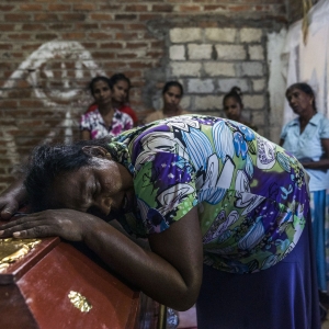 Kvinde i Sri Lanka sørger over sit voldsomme tab påskedag, hvor flere hundrede mennesker mistede livet. Foto: Scanpix.