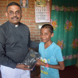 Sri Lanka dreng får bibel. Foto: Sri Lankas Bibelselskab