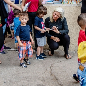 Synne uddeler børnebibler i Libanon. Foto: Les Kaner