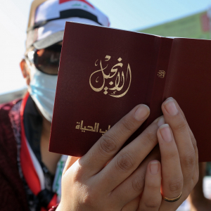 Irakisk demonstrant læser Bibelen. Foto: Sabah Arar / Ritzau Scanpix.