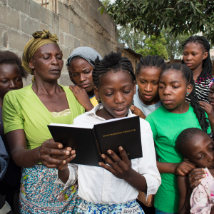 Pige læser i Bibelen, Afrika. B&V3 2020 forside.