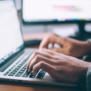 Computer, studentermedhjælp. Foto: Unsplash.