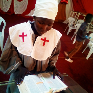 Nonne læser i bibel, Sydsudan. Foto: De Forenede Bibelselskaber