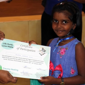 Srilankansk pige får certifikat på bibelsk sjælesorgskursus. Foto: UBS