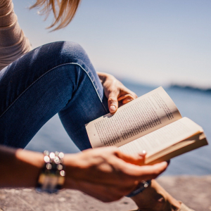 Kvinde læser bog. Foto: Pixabay.