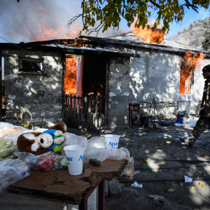 Brændende hus, efter krigen i Nargorno-Karabakh.  Foto: Alexander Nemenov/AFP/Ritzau Scanpix