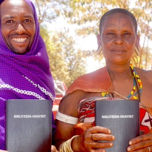 I Tanzania fejrer bror og søster Gidufana Gafufen (til venstre) og Udagayda Mudinangi lanceringen af den første bibel på deres sprog, Datooga. Foto: Andrea Rhodes