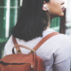 Pige med rygsæk og høretelefoner: Foto: Shutterstock.