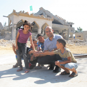 Nashat Filmon, generalsekretær i Palæstina med børn. Foto: Matthew Grewe