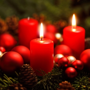 Adventskrans med to tændte lys. Foto: Shutterstock.