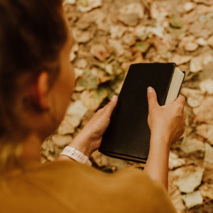 Kvinde med bibel. Foto: Unsplash.