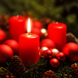 Adventskrans med ét lys tændt. Foto: Shutterstock.