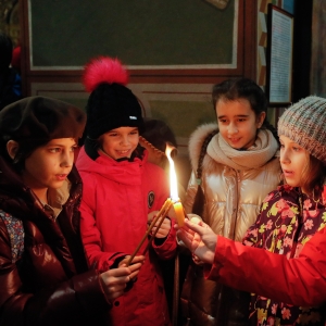 Tænd lys i mørket i Ukraine. Foto: Sergey Dolzhenko/EPA/Ritzau Scanpix.