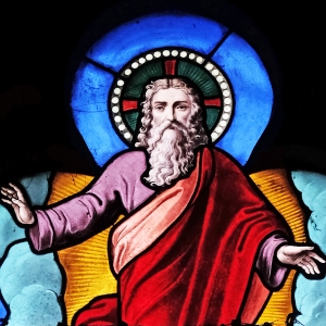 Gud. Glasmosaik fra kirken Saint Leu Saint Gilles i Paris. Foto: Zvonimir Atletic / Shutterstock.