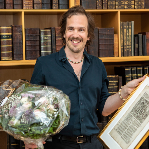 Kristian Leth modtager Bibelselskabets Pris 2023. Foto: Dan Henrik Møller.