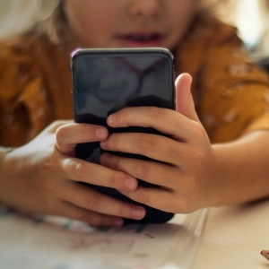 Børn, smartphone. Foto: Unsplash.