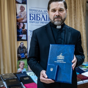 Vicegeneralsekretær i Bibelselskabet i Ukraine modtager parlamentets hæderspris. Foto: Anna Malysheva