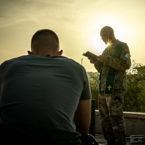 Peter Lynggaard Uth er feltpræst og sognepræst ved Højmark og Lem kirker og har været tilknyttet Forsvaret siden 2018. Han har været udsendt blandt andet til Irak og Letland og er til daglig tilknyttet Jydske Dragonregiment i Holstebro, hvor han møder værnepligtige og soldater i både undervisning, samtaler og gudstjeneste. Foto: Tue Skals. 