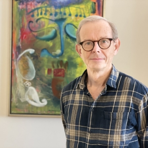 Niels Nymann Eriksen er præst ved Apostelkirken på Vesterbro. I sin bog *Næstekærlighed* fortæller han om at hjælpe mennesker på flugt og lære at give plads, når de ikke længere har brug for hans hjælp. Foto: Carl-Johan Schwenn Madsen. 