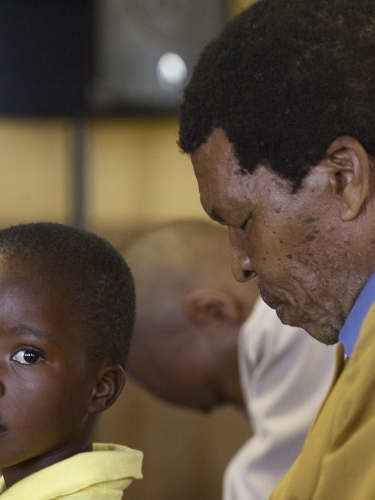 Den pensionerede præst Sostin Mkhonta har siden 2008, gennem The Good Samaritan, undervist sin menighed i, hvordan man undgår hiv og hjælper dem, der er ramt. Drengen er præstens barnebarn. Foto: Adam Garff