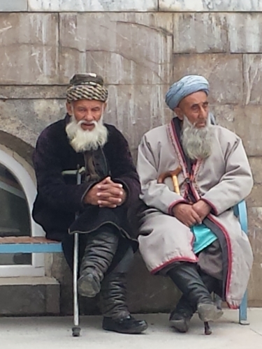 Mænd på bænk, Centralasien. Foto: Bernt G. Olsen