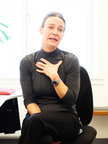 Hospitalspræst Susanne Engberg fører samtaler med indlagte patienter om livet. De snakker om, hvad der er vigtigt og hvilke værdier, man vil fokusere på. Foto: Bibelselskabet. 