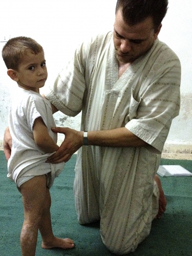Familie i krise. Faderen har fået kræft. Den 3-årige søn, Karam, har et langt ar på det ene ben. Han fik kogende vand ned over sig. På grund af krigen i Syrien kunne han ikke komme til behandling på hospitalet. Forbrændingen blev derfor smertefuld og langvarig. Drengen har desuden oplevet bombardementer, får angstanfald, farer sammen ved høje lyde og græder meget. Familien er begyndt at modtage nødhjælpspakker fra Bibelselskabet i Jordan. Foto: Lotte Lyng og Synne Garff.