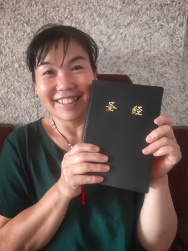 Kinesiske Wang har fået en bibel. Foto: United Bible Societies.