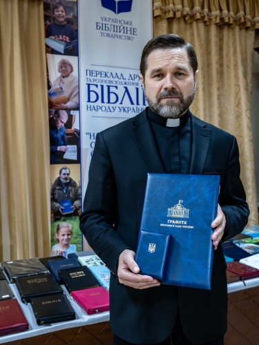 Vicegeneralsekretær i Bibelselskabet i Ukraine modtager parlamentets hæderspris. Foto: Anna Malysheva