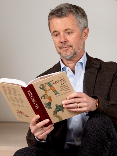 Kong Frederik læser i *Ansgars Liv* – fortællingen om munken, der bragte kristendommen til Norden og satte varige spor i danmarkshistorien. Foto: Kongehuset. 
