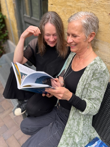 Billedbogskunstner og illustrator Tea Bendix har illustreret “Jesus tættere på”, hvor Marianne Iben Hansen gendigter Det Nye Testamentes fortællinger om Jesus som poesi for unge og voksne. Foto: Carl Johan Schween Madsen.