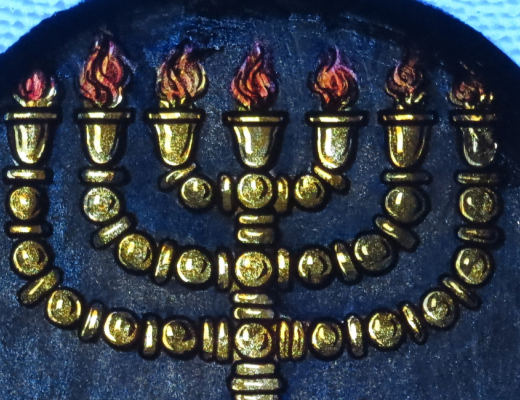 Den syvarmede stage, Menorah, mistede sin plads og betydning i jødedommen ved templets ødelæggelse i år 70 e.Kr. I kristendommen fik stagen en ny symbolsk betydning og en opblomstring i Danmark i 1900-tallet på grundt af Grundtvig, skriver domprovst Poul-Henning Bartholin. Billedet er et glasmaleri af en menora, fra "Immaculate Conception Catholic Church" i Knoxville, Tennessee