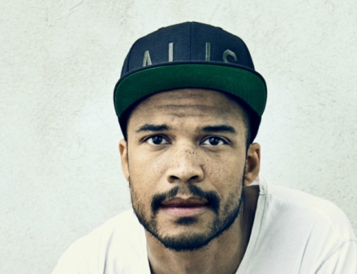 ”Når vi går om juletræet i min familie, ligger der altid fire højskolesangbøger rundt om træet. Det er kun min bedstefar, der kan huske alle teksterne udenad, og det kniber endda for ham, men det har altid været meget vigtigt for os at synge meget juleaften,” fortæller Shaka Loveless om sin familiejul. Foto: L. Drori/Bibelselskabet.