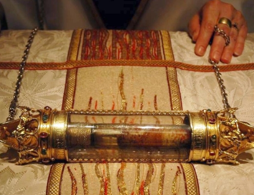 Dette glasrør indeholder angiveligt dråber af Jesus' blod. Det opbevares i 'Det Hellige Blods Basilika' i den belgiske by Brügge. Foto: Wikimedia Commons