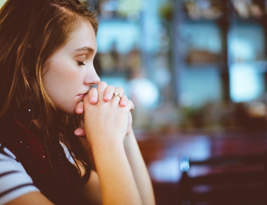 Bøn er samtale med Gud. Foto: Unsplash. 