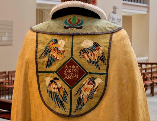 De danske bispekåber er dekoreret med en lang række forskellige symboler og billeder. Symbolerne og deres variationer kan nydes af alle uden at betydningen er klar, men der er en fascinerende historie og tankeproces bag dem. Bispekåben fra København er prydet med evangelisternes symboler: Mennesket, oksen, ørnen og løven. Foto: Dorte Krogh.