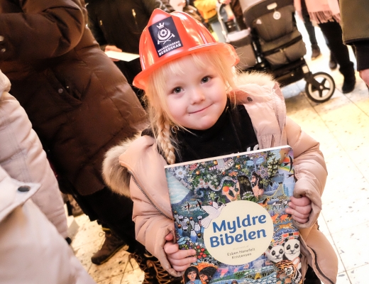 Pige har modtaget Myldremalebibelen i Julehjælp. Foto: Levi Giversen/Rune Hansen