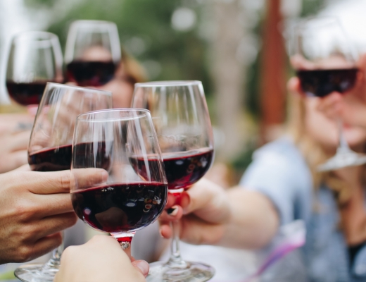 Skåler i vin. Foto: Unsplash.