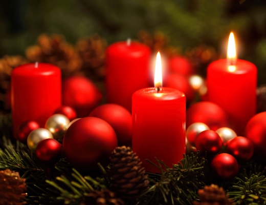Adventskrans med to tændte lys. Foto: Shutterstock.