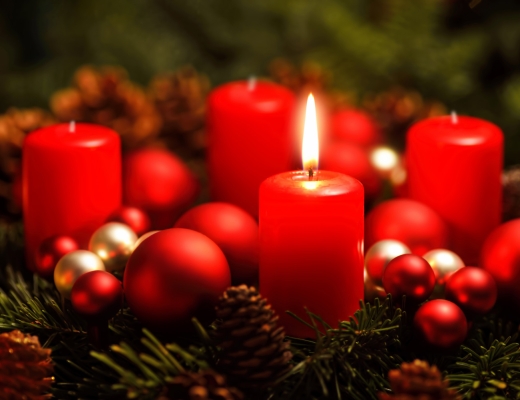 Adventskrans med ét lys tændt. Foto: Shutterstock.