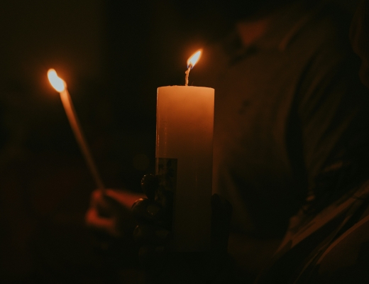 Stearinlys i mørkt rum