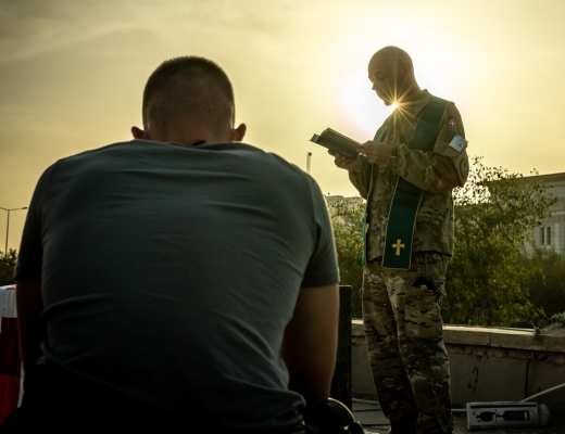 Peter Lynggaard Uth er feltpræst og sognepræst ved Højmark og Lem kirker og har været tilknyttet Forsvaret siden 2018. Han har været udsendt blandt andet til Irak og Letland og er til daglig tilknyttet Jydske Dragonregiment i Holstebro, hvor han møder værnepligtige og soldater i både undervisning, samtaler og gudstjeneste. Foto: Tue Skals. 