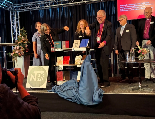 Åke Bonnier, bestyrelsesformand for Det Svenske Bibelselskab, afslører den nye svenske oversættelse af Det Nye Testamente – den første i 45 år. Nyoversættelsen rummer blandt andet en ny formulering af Fadervor og flere ændringer, der afspejler nyere bibelforskning. Foto: Johannes Baun. 